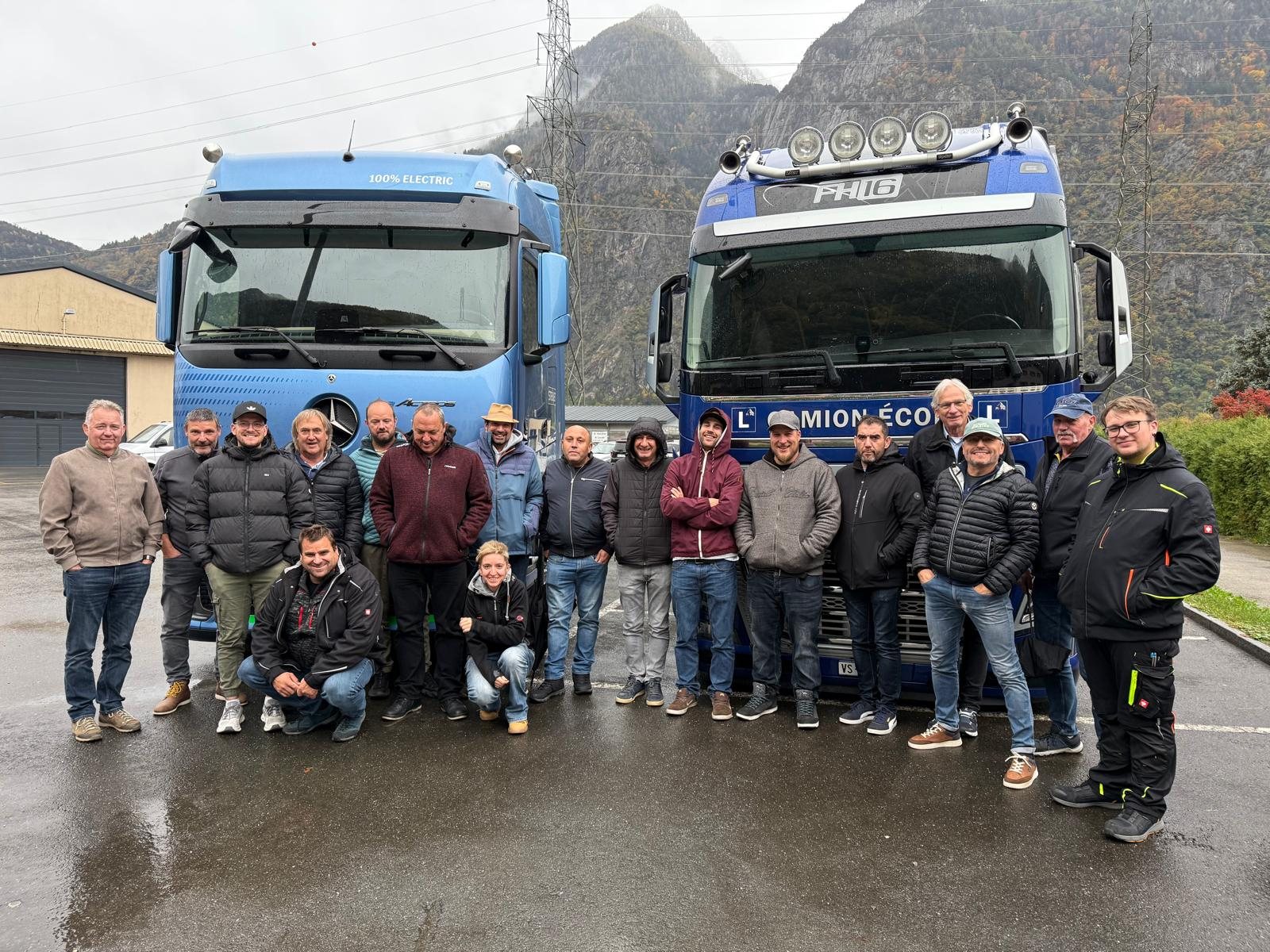 Groupe de participants devant deux camions-écoles lors d'une journée de formation continue OACP
