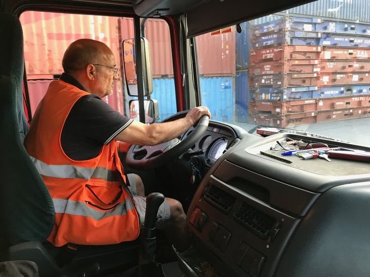 Formateur et chauffeur dans la cabine pendant une journée de travail