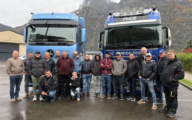 Participants réunis devant deux camions lors d'une journée de formation continue OACP