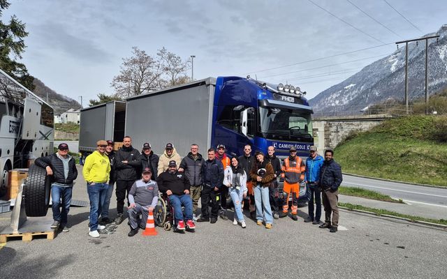 Groupe de participants devant un camion, session de préparation aux examens OACP